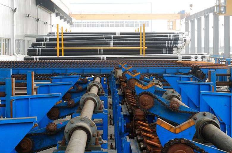 What are the requirements for the inner and outer surfaces of oil casing?