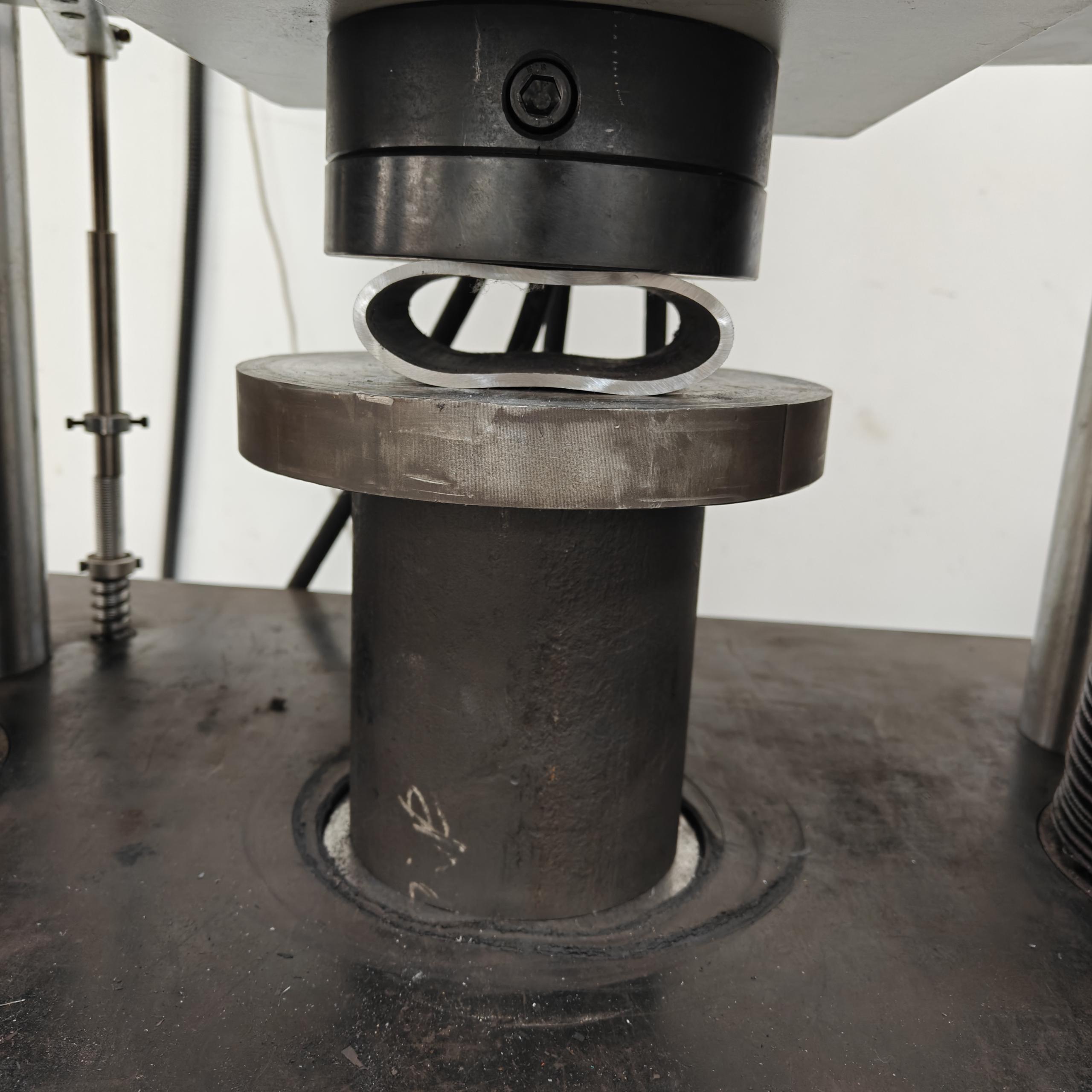 Flattening test and bending test of hot-rolled seamless steel pipe