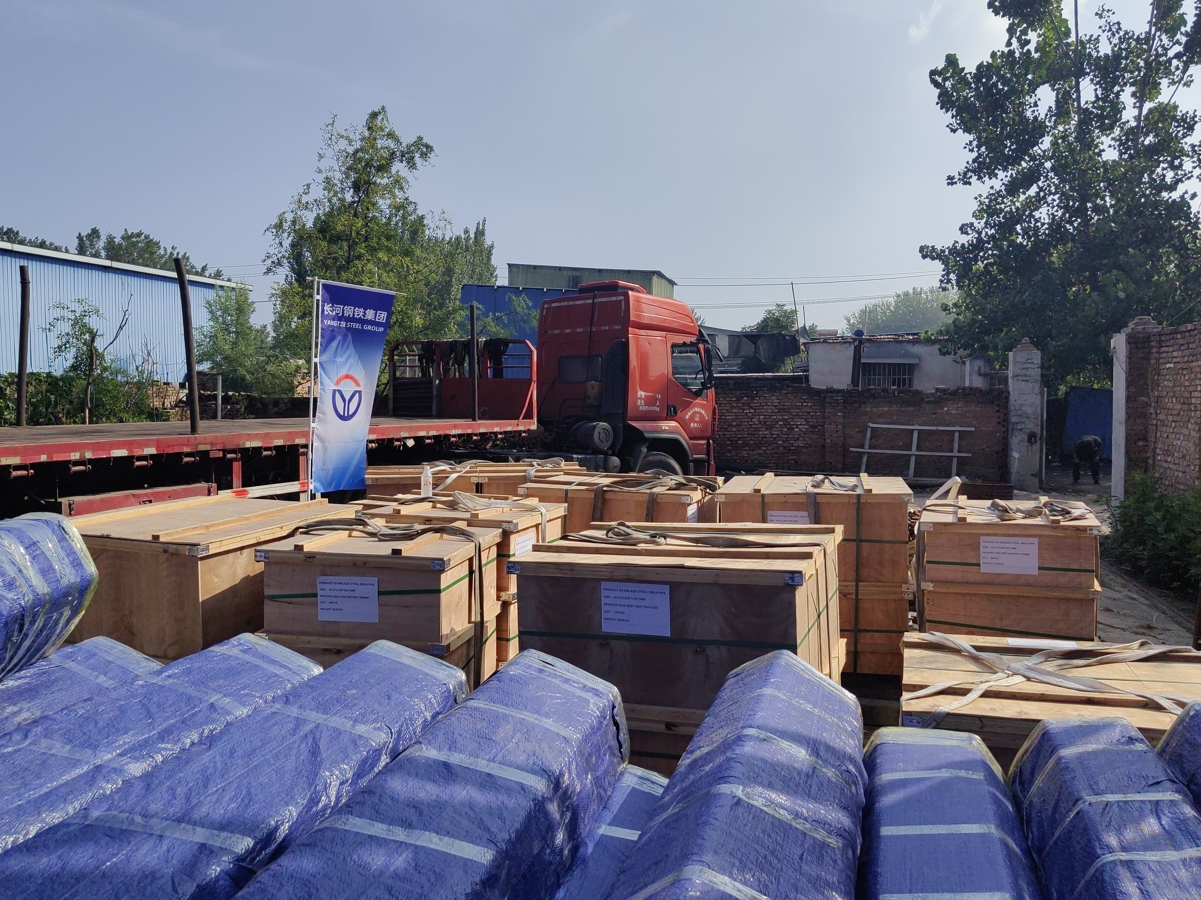Seamless steel pipes from Yangtze Steel Group are being loaded at the factory for shipment to Europe.