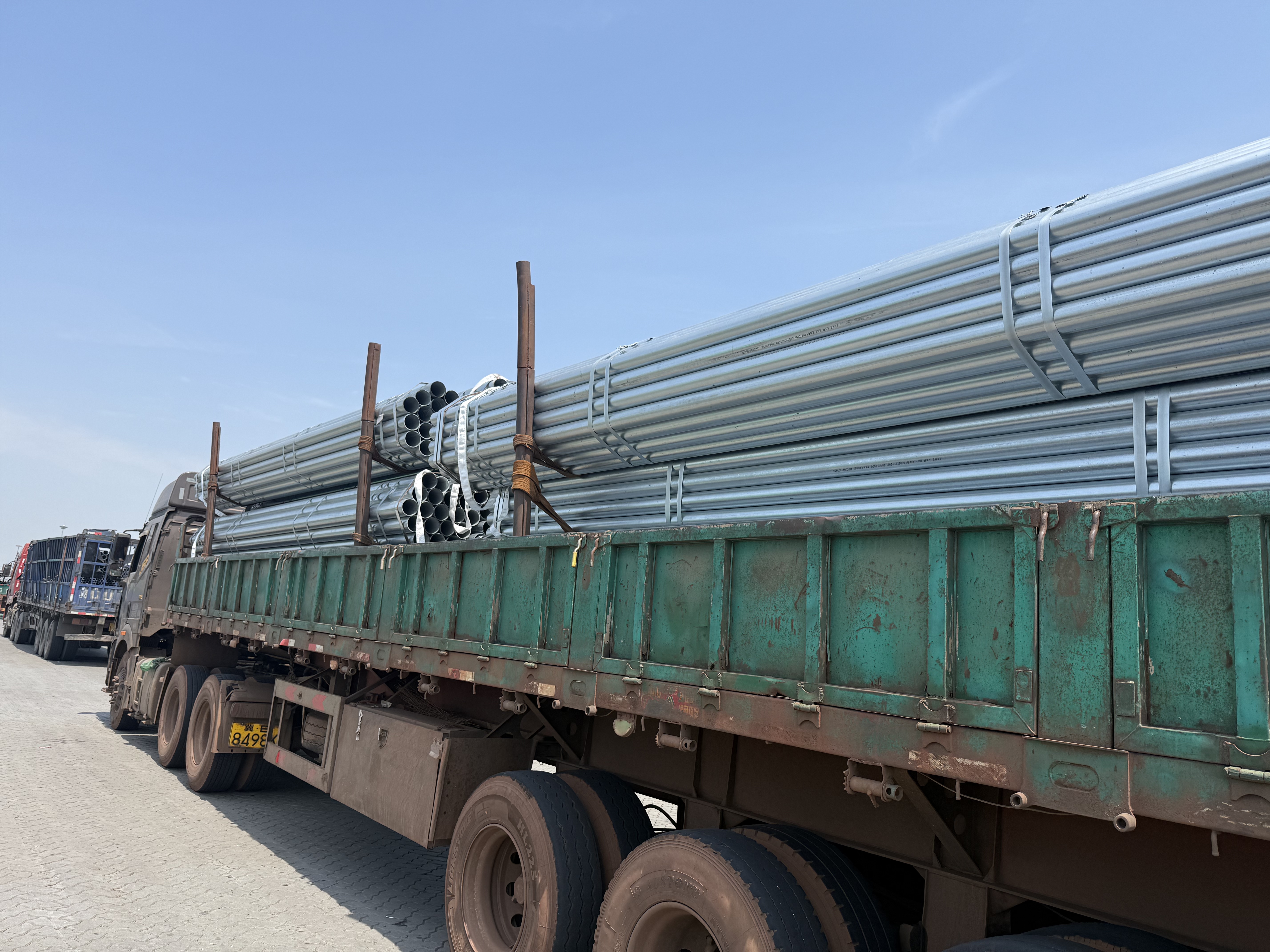 Ready to Go | A batch of galvanized round pipes has been loaded onto a truck and is on its way to the port